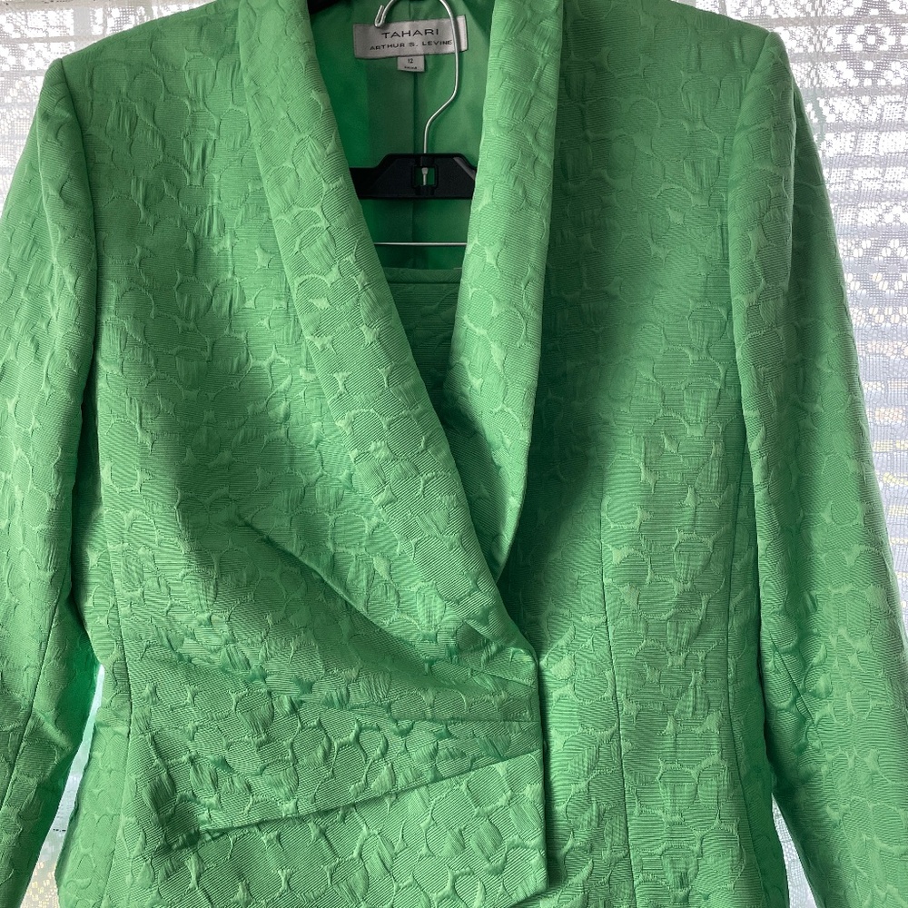 Tahari 2 piece Garment